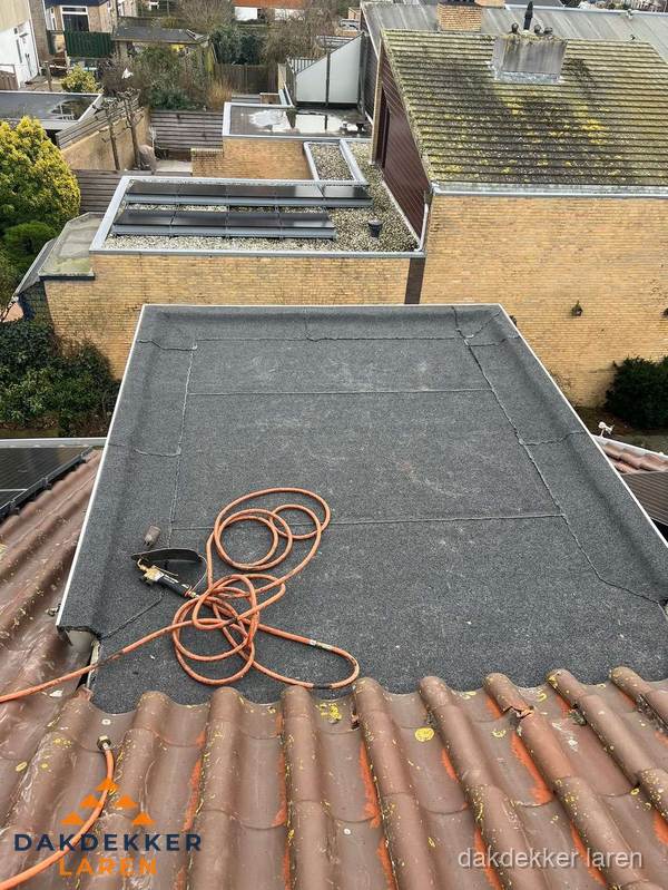 Reparatie aansluiting plat dak en schuin dak in Laren