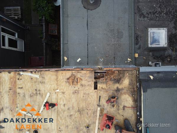 Dakschade en renovatie plat dak vanuit de lucht in Laren Dakschade en renovatie plat dak vanuit de lucht in Laren
