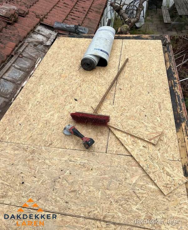Plat dak vervangen met nieuwe OSB-ondergrond en bitumenrol in Laren