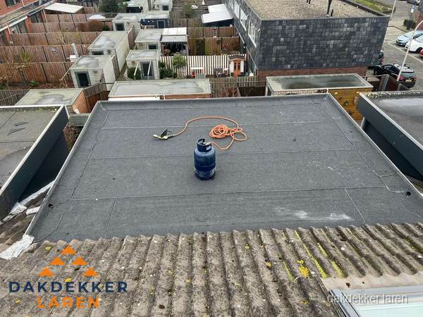 Dakrenovatie afgerond met nieuwe bitumen dakbedekking in Laren Dakrenovatie afgerond met nieuwe bitumen dakbedekking in Laren