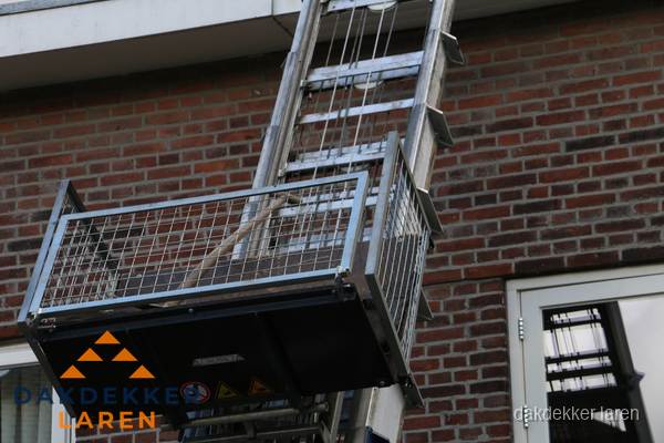 Ladderlift met dakpannen voor dakpan reparatie in Laren Ladderlift met dakpannen voor dakpan reparatie in Laren