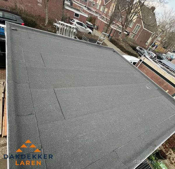 Nieuwe bitumen dakbedekking op plat dak van garage in Laren