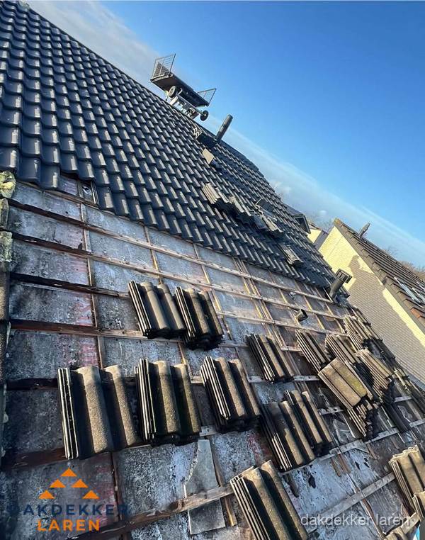 Schuin dak renovatie met nieuwe dakpannen in Laren Schuin dak renovatie met nieuwe dakpannen in Laren