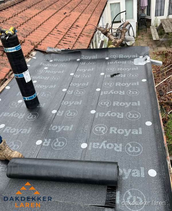 Bitumen dakbedekking leggen op plat dak aanbouw in Laren