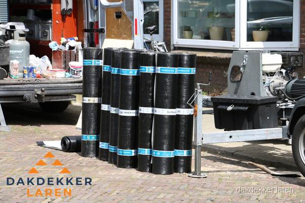 Rollen bitumen dakbedekking klaar voor daklekkage reparatie in Laren Rollen bitumen dakbedekking klaar voor daklekkage reparatie in Laren