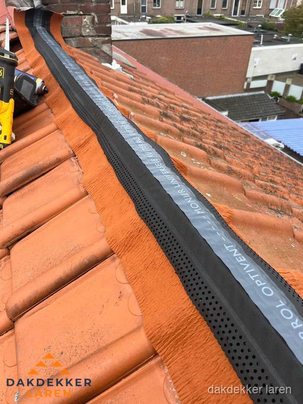 Nokventilatie installeren op hellend pannendak in Laren