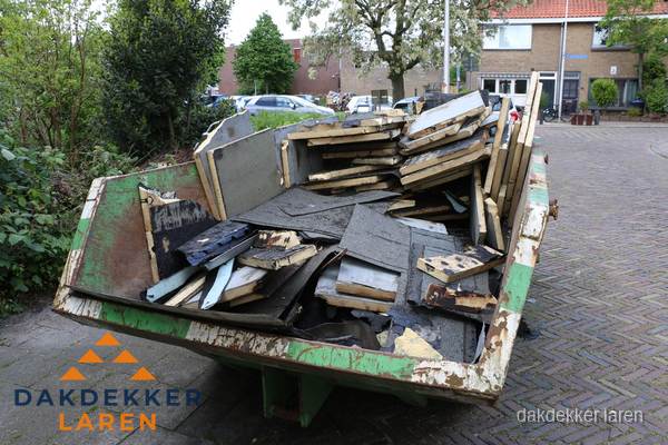 Puincontainer met oud dakmateriaal na dakrenovatie in Laren