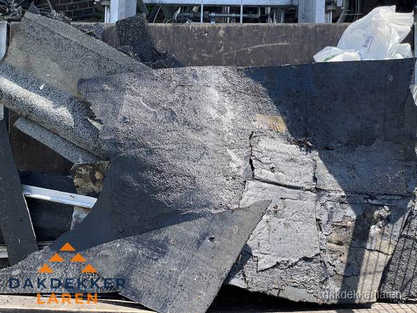 Kosten dakrenovatie: afvoer oud dakmateriaal in Laren Kosten dakrenovatie: afvoer oud dakmateriaal in Laren