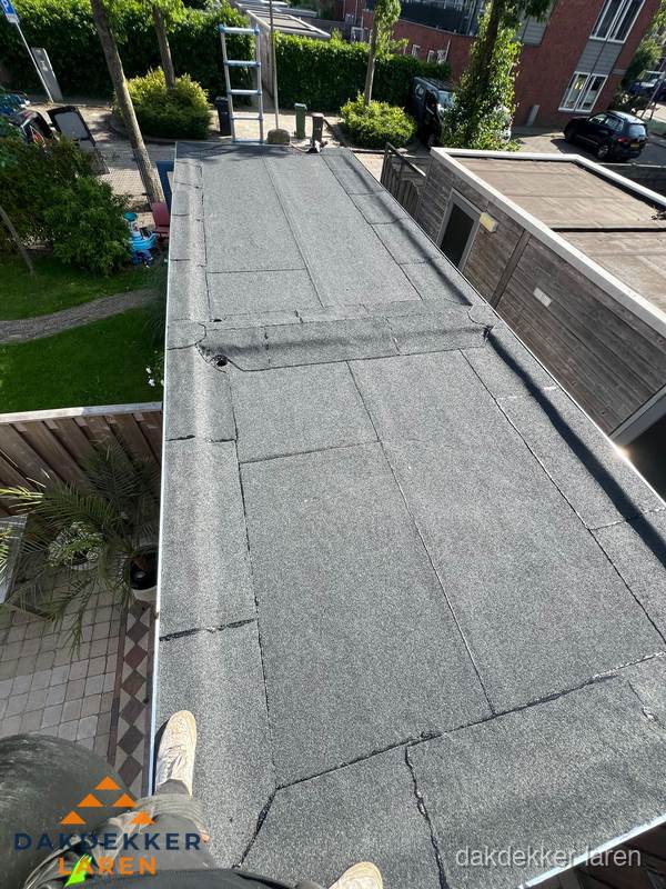 Bitumen plat dak rijtjeswoning vanuit dakdekker perspectief in Laren Bitumen plat dak rijtjeswoning vanuit dakdekker perspectief in Laren