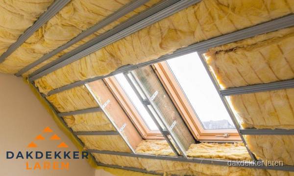 Schuin dak isoleren met glaswol bij dakraam in Laren