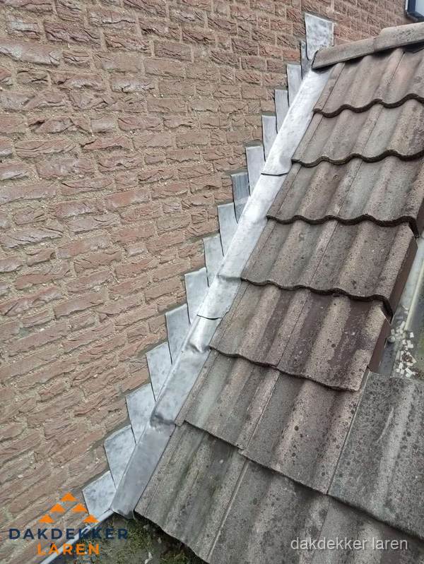 Loodslabben langs dakaansluiting bij bakstenen muur in Laren Loodslabben langs dakaansluiting bij bakstenen muur in Laren