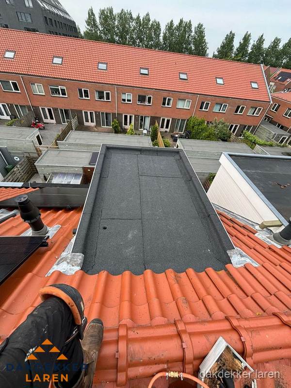 Bitumen dak reparatie op plat dak tussen dakpannen in Laren Bitumen dak reparatie op plat dak tussen dakpannen in Laren
