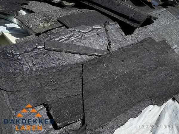 Verwijderd oud bitumen dakleer klaar voor vervanging in Laren Verwijderd oud bitumen dakleer klaar voor vervanging in Laren