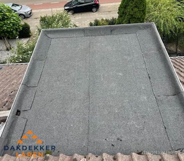 Nieuw aangebrachte bitumen dakbedekking op plat dak in Laren Nieuw aangebrachte bitumen dakbedekking op plat dak in Laren