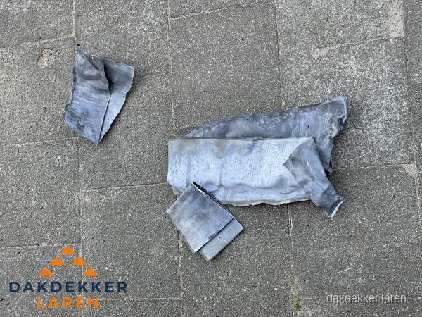 Oude verwijderde loodslabben na vervanging in Laren Oude verwijderde loodslabben na vervanging in Laren