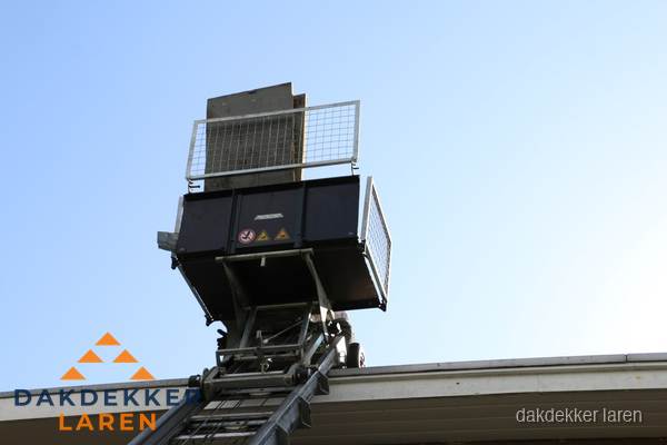 Dakdekkerslift voor materiaal transport bij dakwerkzaamheden in Laren