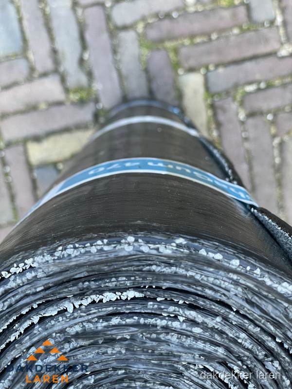 Rol bitumen dakleer met leislag voor plat dak in Laren
