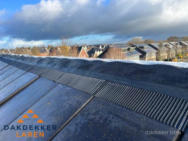 Dakisolatie bij de nok met ventilatieprofiel op schuin dak in Laren Dakisolatie bij de nok met ventilatieprofiel op schuin dak in Laren