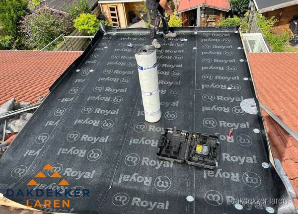 Dakrenovatie met Royal onderdak op plat dak in Laren Dakrenovatie met Royal onderdak op plat dak in Laren