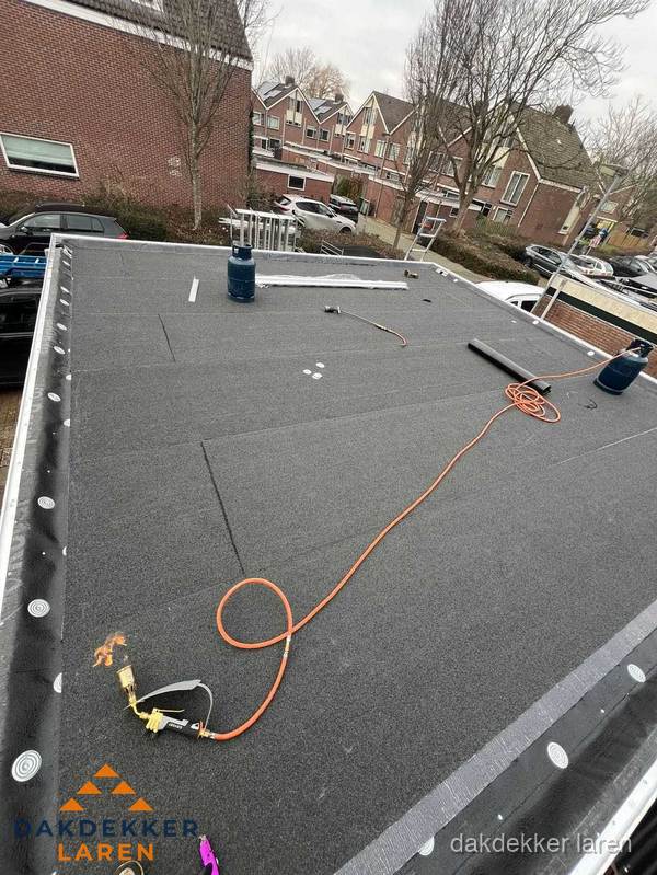 Afgewerkte dakrenovatie met bitumen op plat dak in Laren