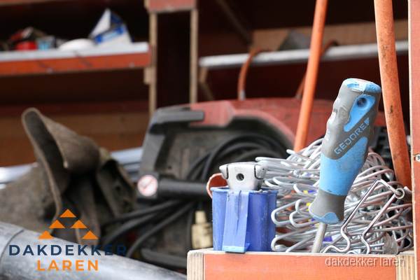 Professioneel gereedschap van dakdekker in Laren