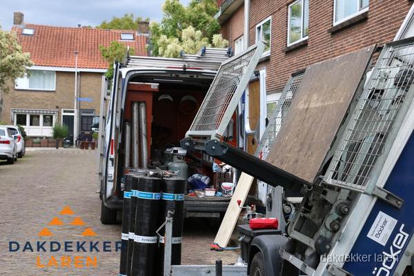 Dakdekkersbusje met materiaal en ladderlift voor dakpannen vervangen in Laren Dakdekkersbusje met materiaal en ladderlift voor dakpannen vervangen in Laren