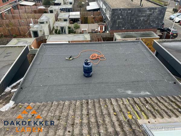 Plat dak met nieuwe bitumen dakbedekking en brandgereedschap in Laren Plat dak met nieuwe bitumen dakbedekking en brandgereedschap in Laren