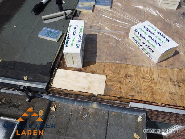 Plat dak isolatie met Kingspan isolatieplaten tijdens renovatie in Laren