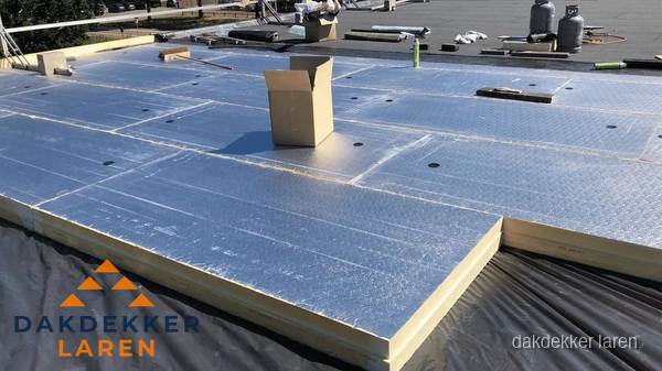 PIR isolatieplaten worden gelegd op plat dak voor dakisolatie in Laren PIR isolatieplaten worden gelegd op plat dak voor dakisolatie in Laren