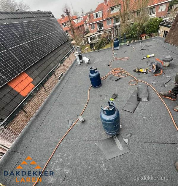 Daklekkage repareren met brandgereedschap op plat dak in Laren Daklekkage repareren met brandgereedschap op plat dak in Laren