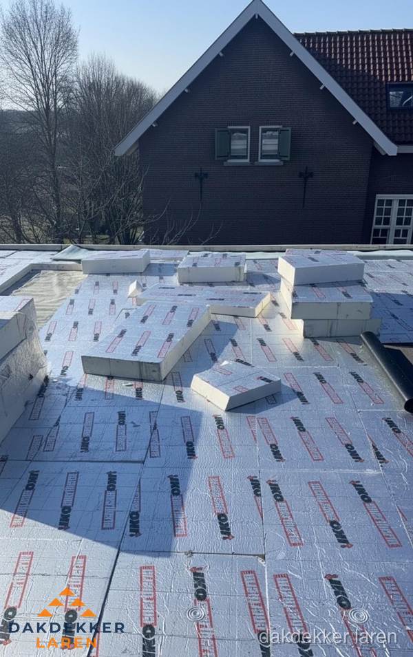 IKO PIR isolatieplaten op plat dak in Laren IKO PIR isolatieplaten op plat dak in Laren