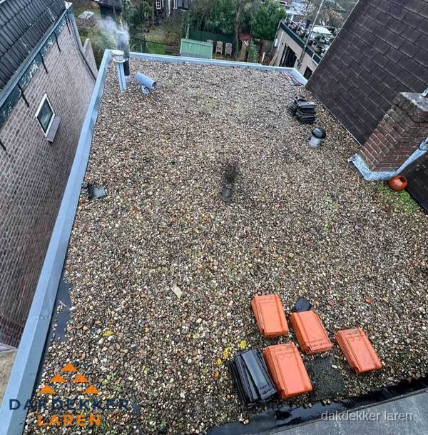 Plat dak met grindballast en dakdoorvoeren in Laren Plat dak met grindballast en dakdoorvoeren in Laren