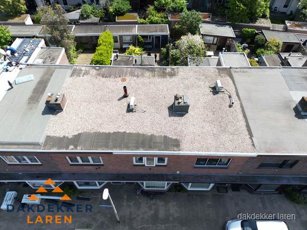 Plat dak met grindballast en dakdoorvoeren in Laren Plat dak met grindballast en dakdoorvoeren in Laren