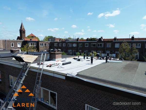 Dakdekkers aan het werk op plat dak in Laren Dakdekkers aan het werk op plat dak in Laren