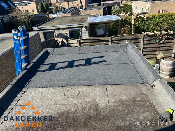 Dakdekker bij bitumen plat dak renovatie in Laren Dakdekker bij bitumen plat dak renovatie in Laren