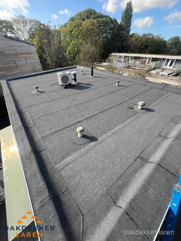 Kosten dakdekker: afgewerkt plat bedrijfsdak met bitumen in Laren