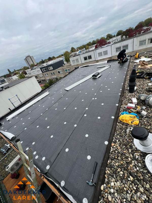 Dakleer vervangen op groot plat dak door dakdekker in Laren Dakleer vervangen op groot plat dak door dakdekker in Laren