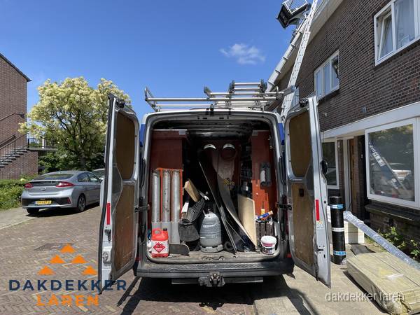 Spoed dakdekker bus met gereedschap en ladder bij woning in Laren Spoed dakdekker bus met gereedschap en ladder bij woning in Laren