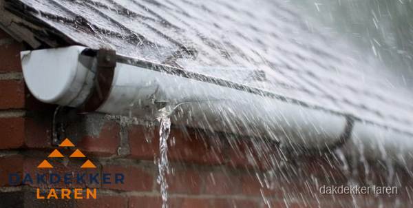 Lekkende dakgoot tijdens regenval in Laren Lekkende dakgoot tijdens regenval in Laren