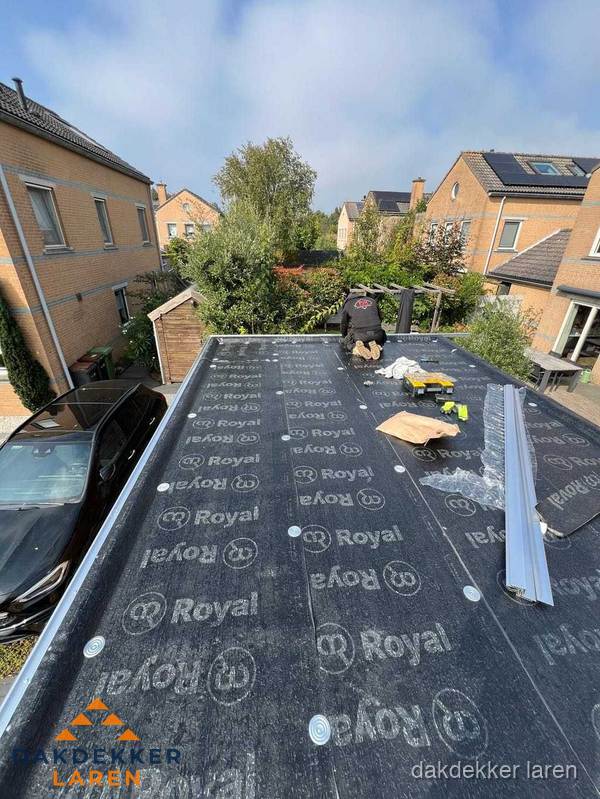 Nieuwe Royal bitumen dakbedekking op plat dak van aanbouw in Laren