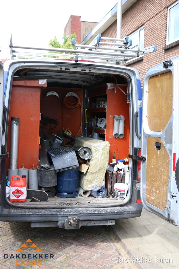 Bedrijfsbus van dakdekker met gereedschap en materialen in Laren Bedrijfsbus van dakdekker met gereedschap en materialen in Laren