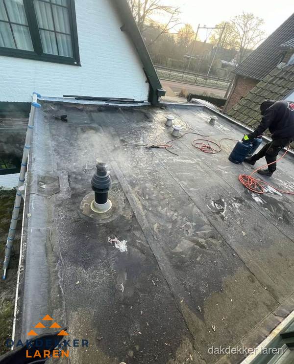 Dakdekker verhelpt daklekkage op plat dak in Laren Dakdekker verhelpt daklekkage op plat dak in Laren