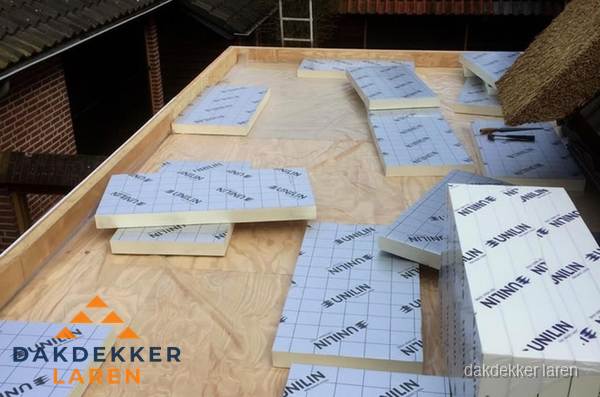 PIR isolatieplaten leggen op plat dak in Laren