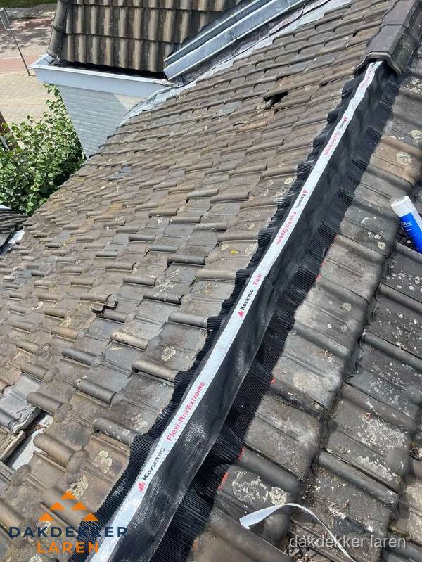 Nokvorst renovatie met Koramic nokrol op schuin pannendak in Laren Nokvorst renovatie met Koramic nokrol op schuin pannendak in Laren