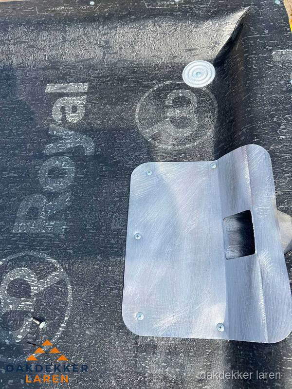 Dakgoot aansluiting op bitumen dak in Laren Dakgoot aansluiting op bitumen dak in Laren