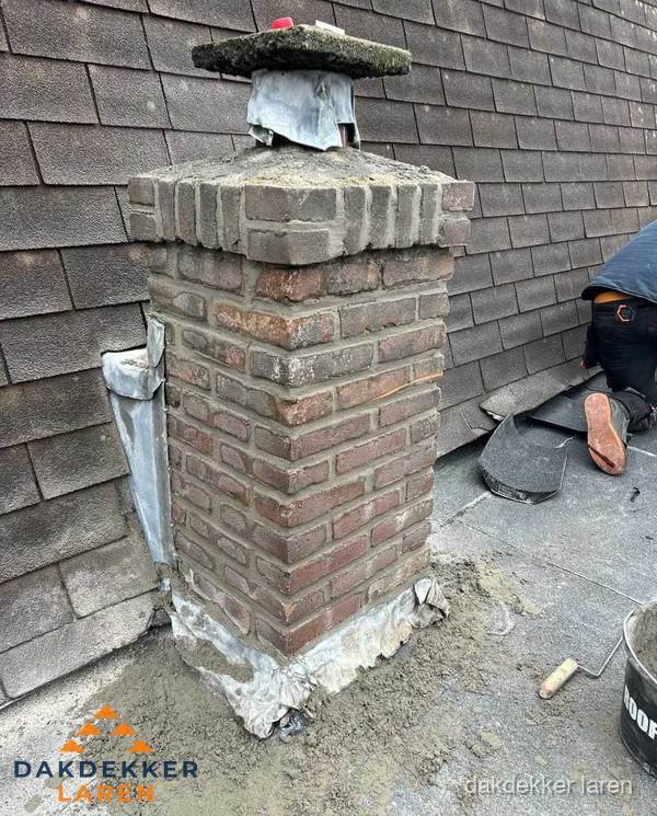 Schoorsteen reparatie met lood en voegwerk op leien dak in Laren Schoorsteen reparatie met lood en voegwerk op leien dak in Laren