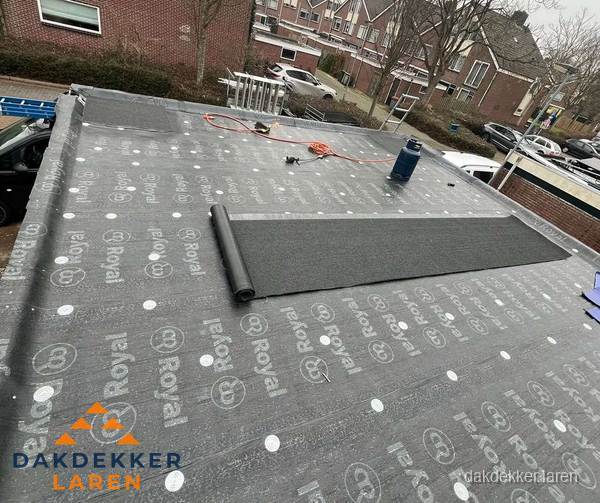 Dakrenovatie plat dak met bitumen dakbedekking in Laren