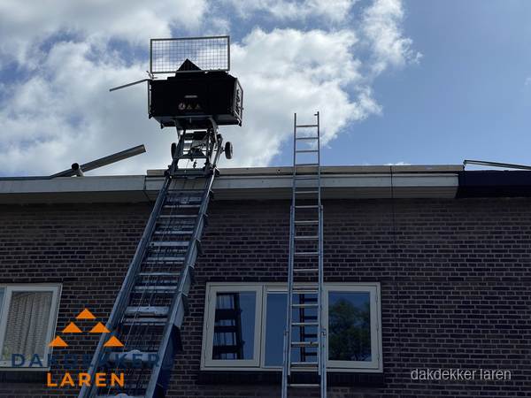 Ladderlift en ladder bij woning voor dakinspectie in Laren Ladderlift en ladder bij woning voor dakinspectie in Laren