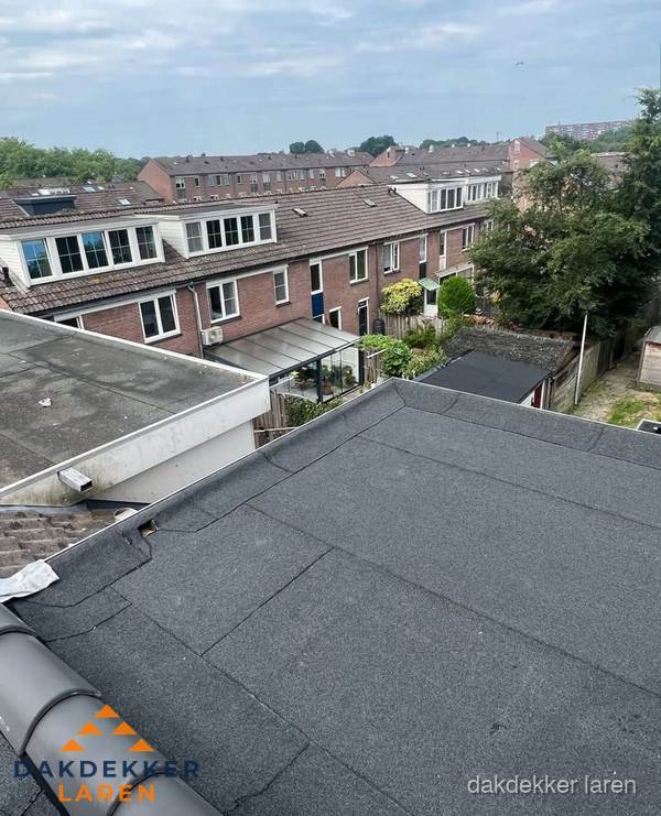 Vernieuwd plat dak met bitumen in woonwijk in Laren