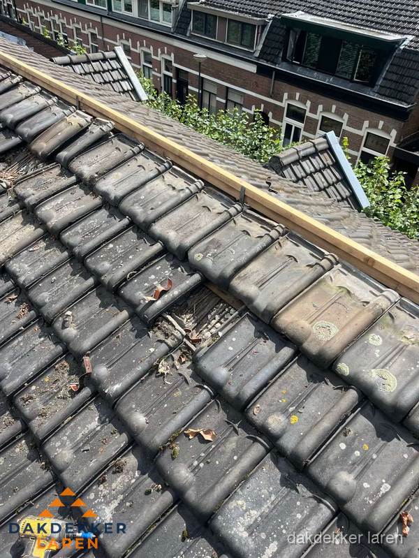 Dakonderhoud aan schuin pannendak met nokvernieuwing in Laren